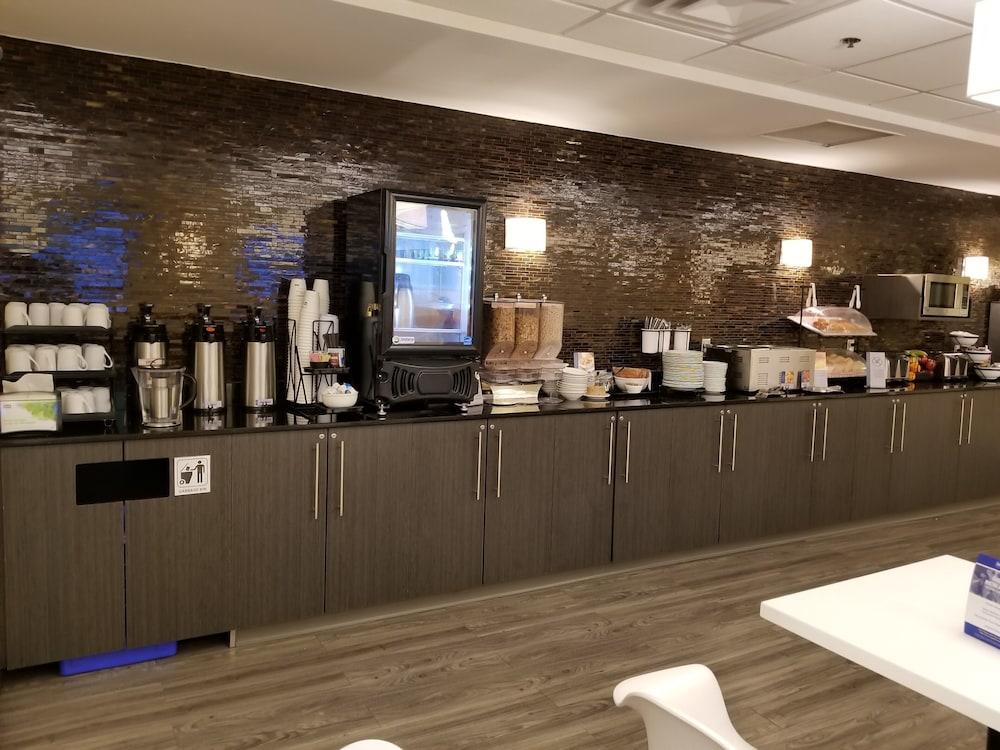 Best Western Plus Airport Inn & Suites Saskatoon Exterior foto